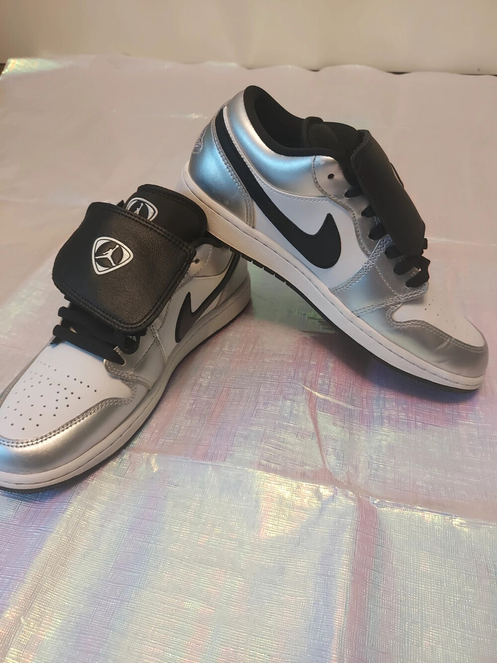 Air Jordan 1 Low SE "Metallic Silver Tiempo"